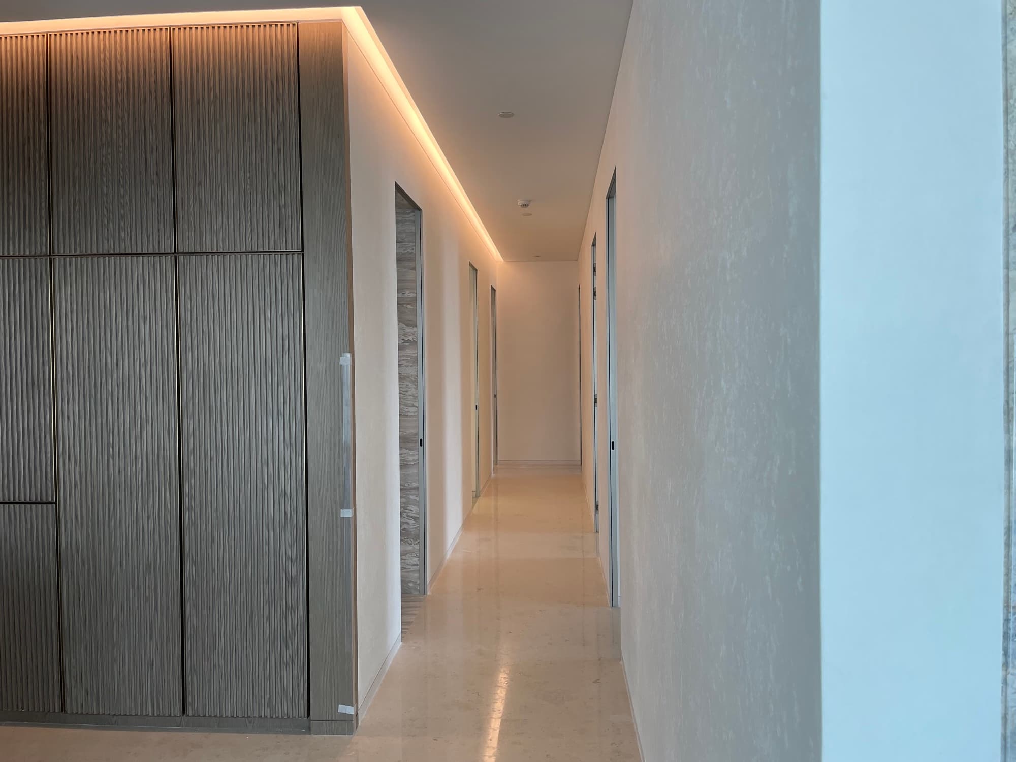 Corridoio con armadiature in legno e taglio di luce a soffitto