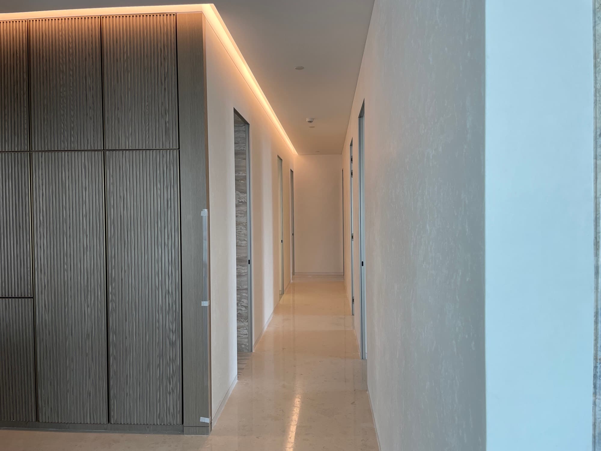 Corridoio con armadiature in legno e taglio di luce a soffitto