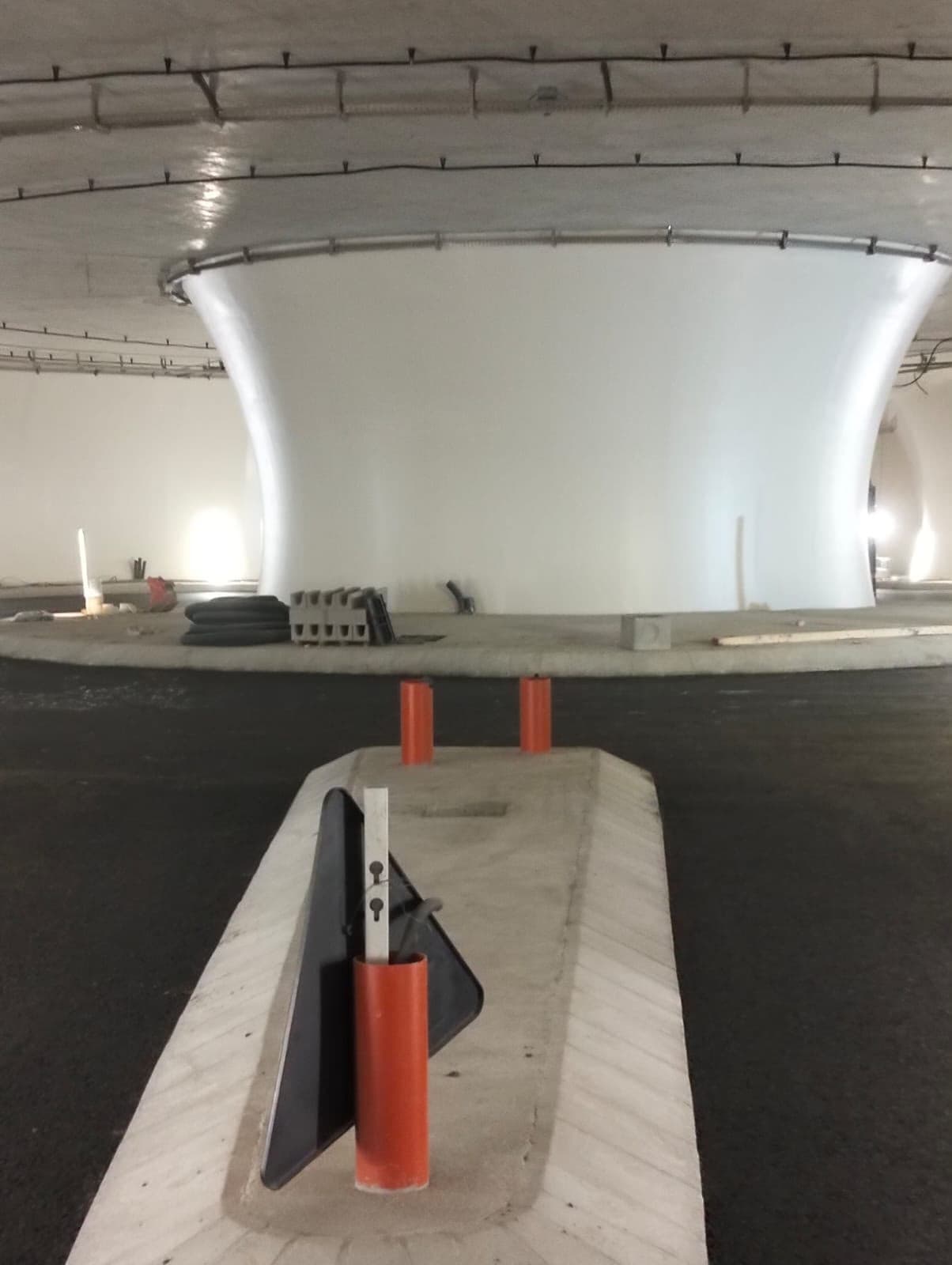 Rotatoria in galleria con pilastro centrale rivestito in bianco lucido