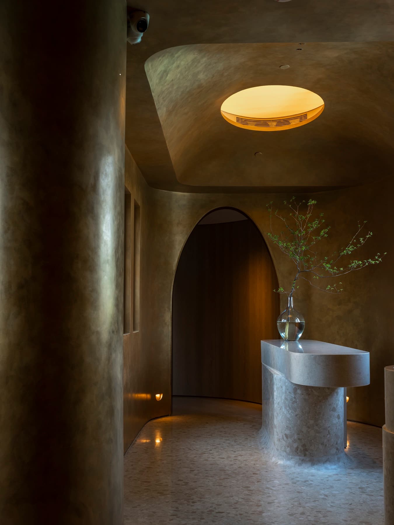 Ambiente con finiture materiche su superfici curve nel progetto LU STYLE