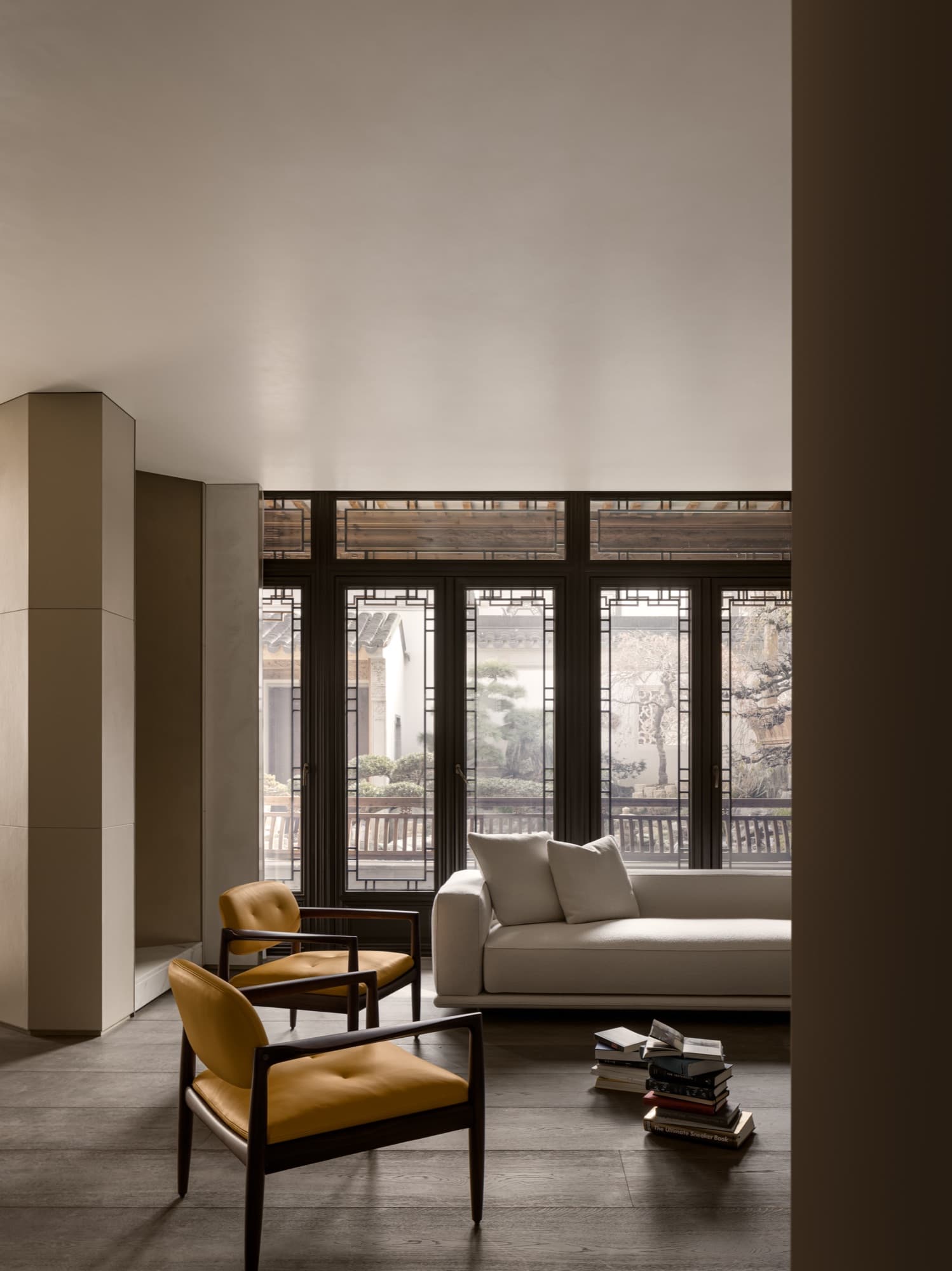 Salotto elegante con boiserie e poltrone color senape