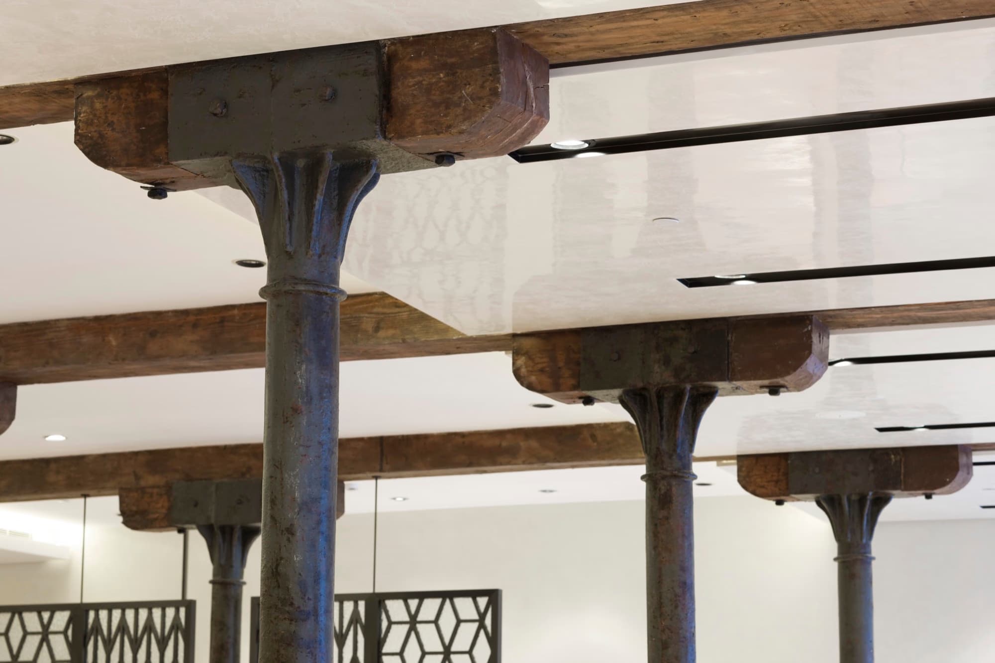Recupero di un edificio storico con colonne in ghisa e travi in legno a vista