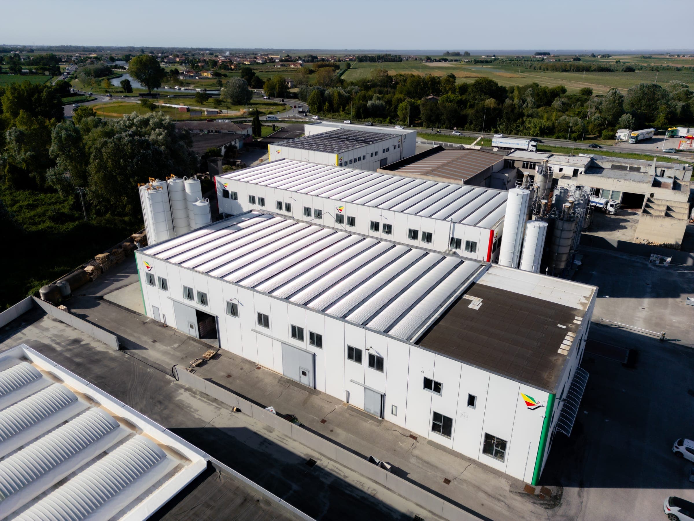Veduta aerea dello stabilimento Colorificio Gottardo, con i capannoni e i silos tra i campi
