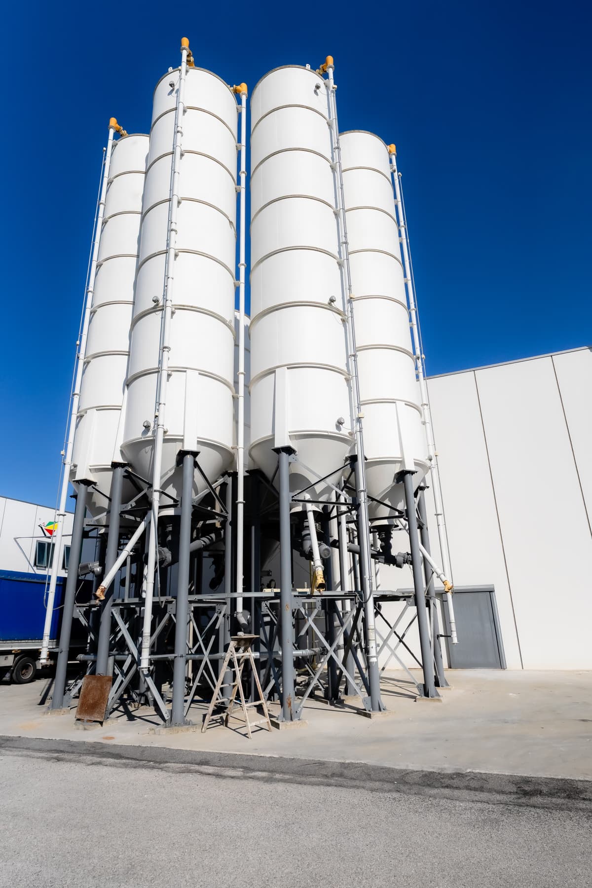 Silos di stoccaggio delle materie prime nello stabilimento produttivo